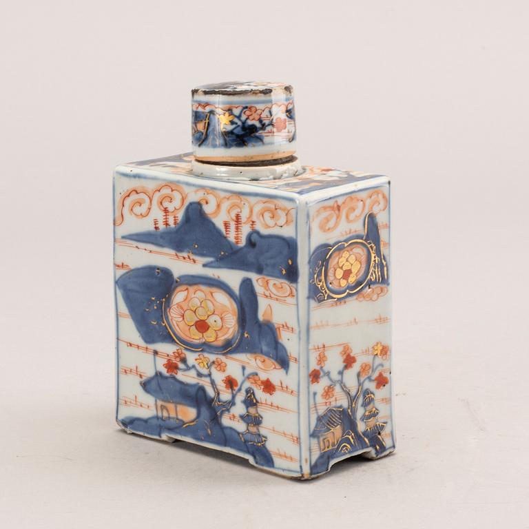 An imari tea caddy with cover, Qing dynasty, Kangxi (1662-1722).