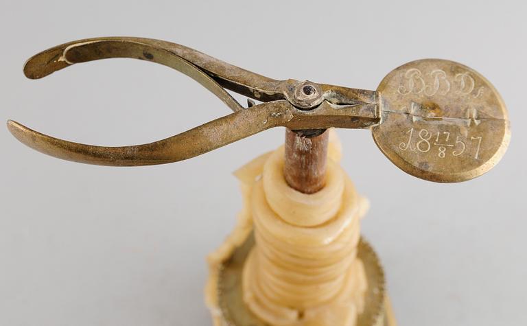 VAXLJUSSTAKE, KALENDERDOSA SAMT STRYKJÄRN, mässing, 1800-tal.