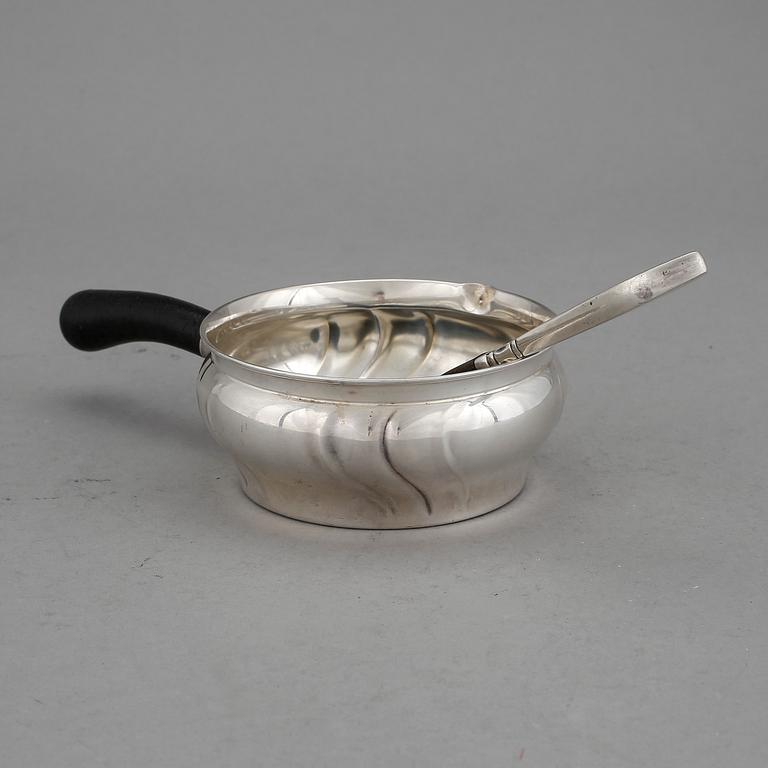 SÅSKANNA, silver, Köpenhamn, 1934 samt SKED, silver och ebenholz, Georg Jensen, 1915-30. Kannans totala vikt 87 g.