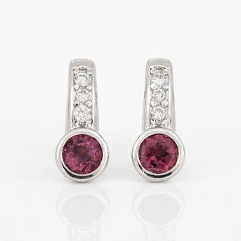 ÖRHÄNGEN, ett par med rosa turmaliner ca 1.10 ct och diamanter totalt ca 0.25 ct.