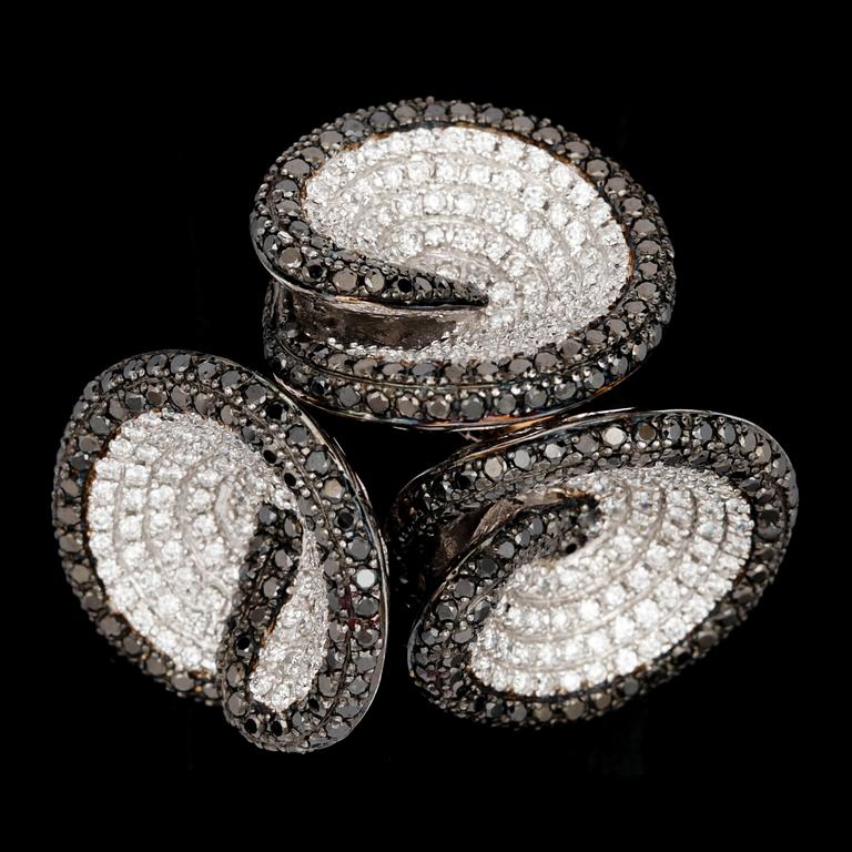 RING, briljantslipade svarta och vita diamanter, tot. 3.40 ct.