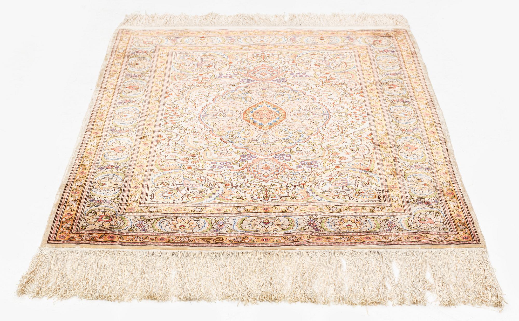 A silk Hereke rug, ca 101 x 69 cm.