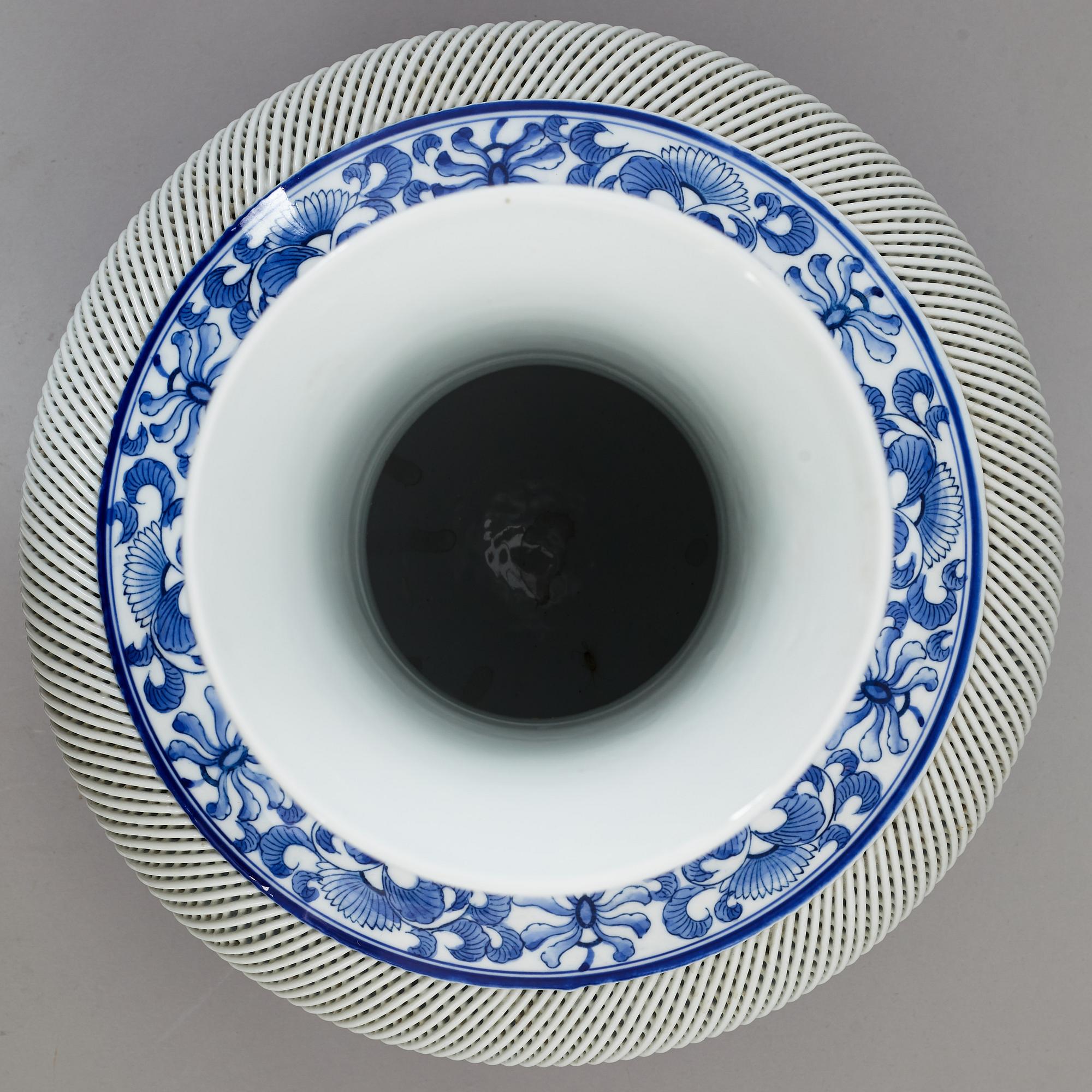 A large Japanese blue and white vase, 20th century.