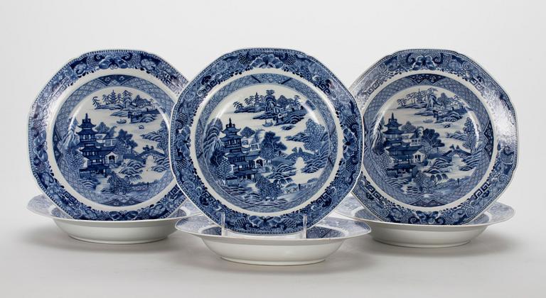 TALLRIKAR, 6 st, porslin, Kina. Qianlongstil, 1900-tal.