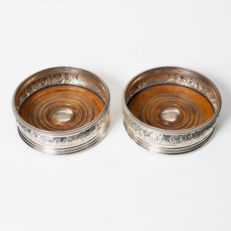Coasters, ett par, silver, London, 1807.
