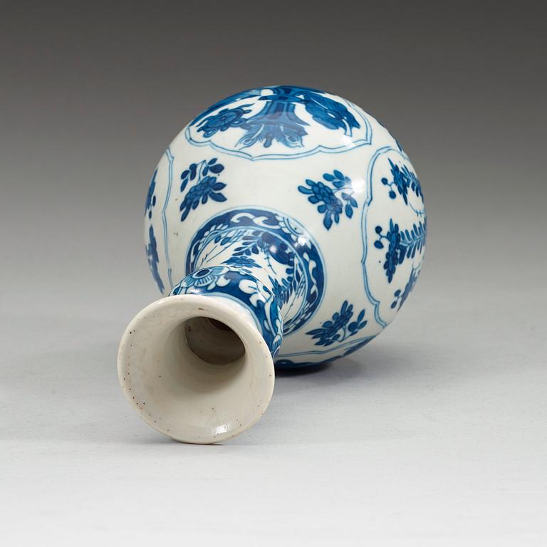 A blue and white vase. Qing dynasty Kangxi (1662-1722).