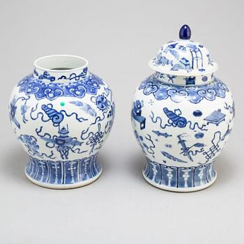 A pair of blue and white vases, Qing dynasty, Guangxu (1875-1908).