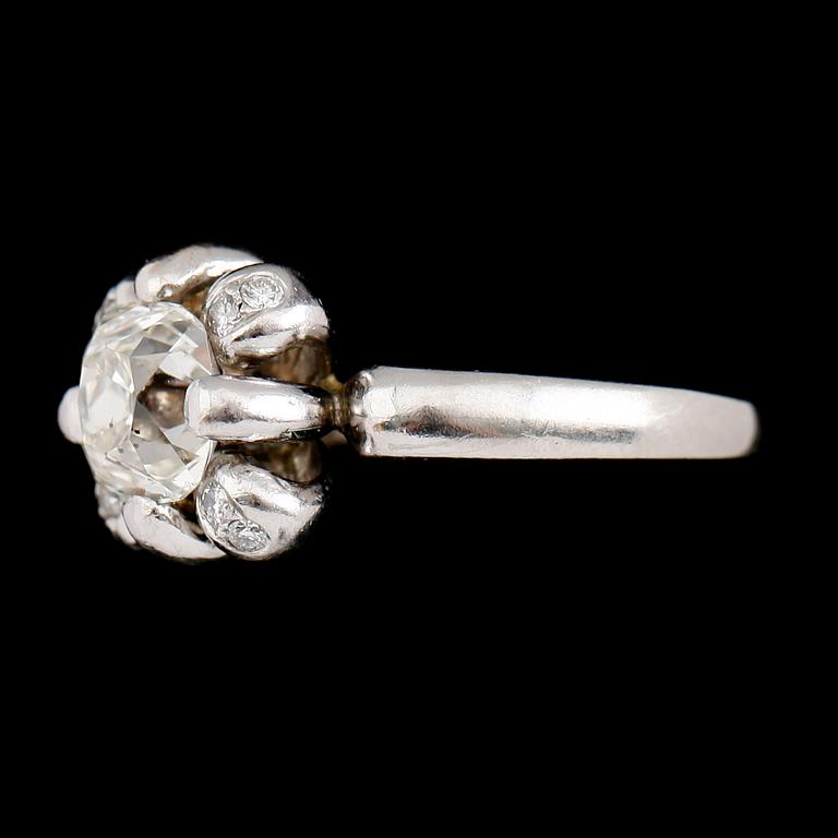 RING, platina, diamant ca 1.70 ct, 4 mindre briljanter.