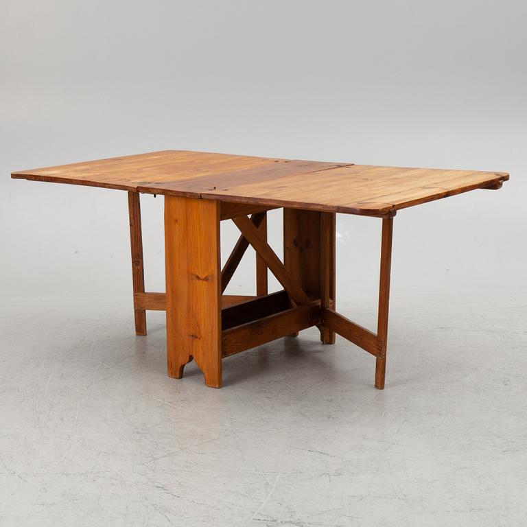 A gate-leg table, early 19th Century.