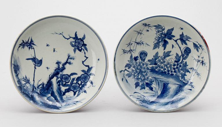 SKÅLAR PÅ FOT, ett par, porslin, Kina, 1900-talets slut.