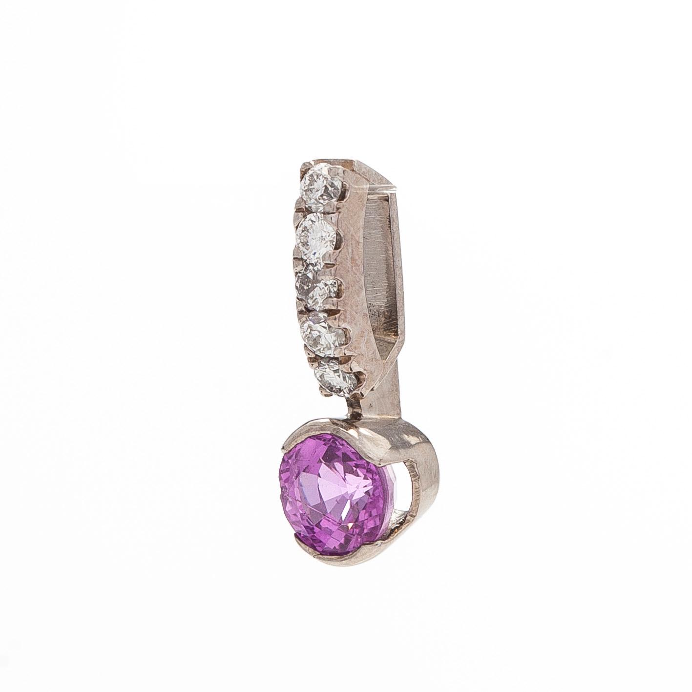 Riipus, 14K valkokultaa, pinkki safiiri ja briljanttihiottuja timantteja.