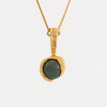 Björn Weckström, A 14K gold pendant "Kultasammal" with moss agate and a chain. Lapponia 1971 and 1986.