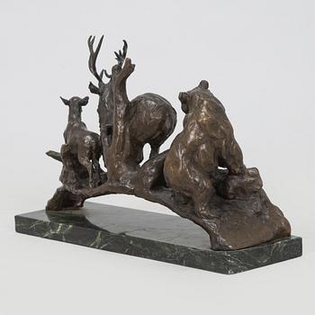 Veistos, pronssi, karhu ja kauriit.