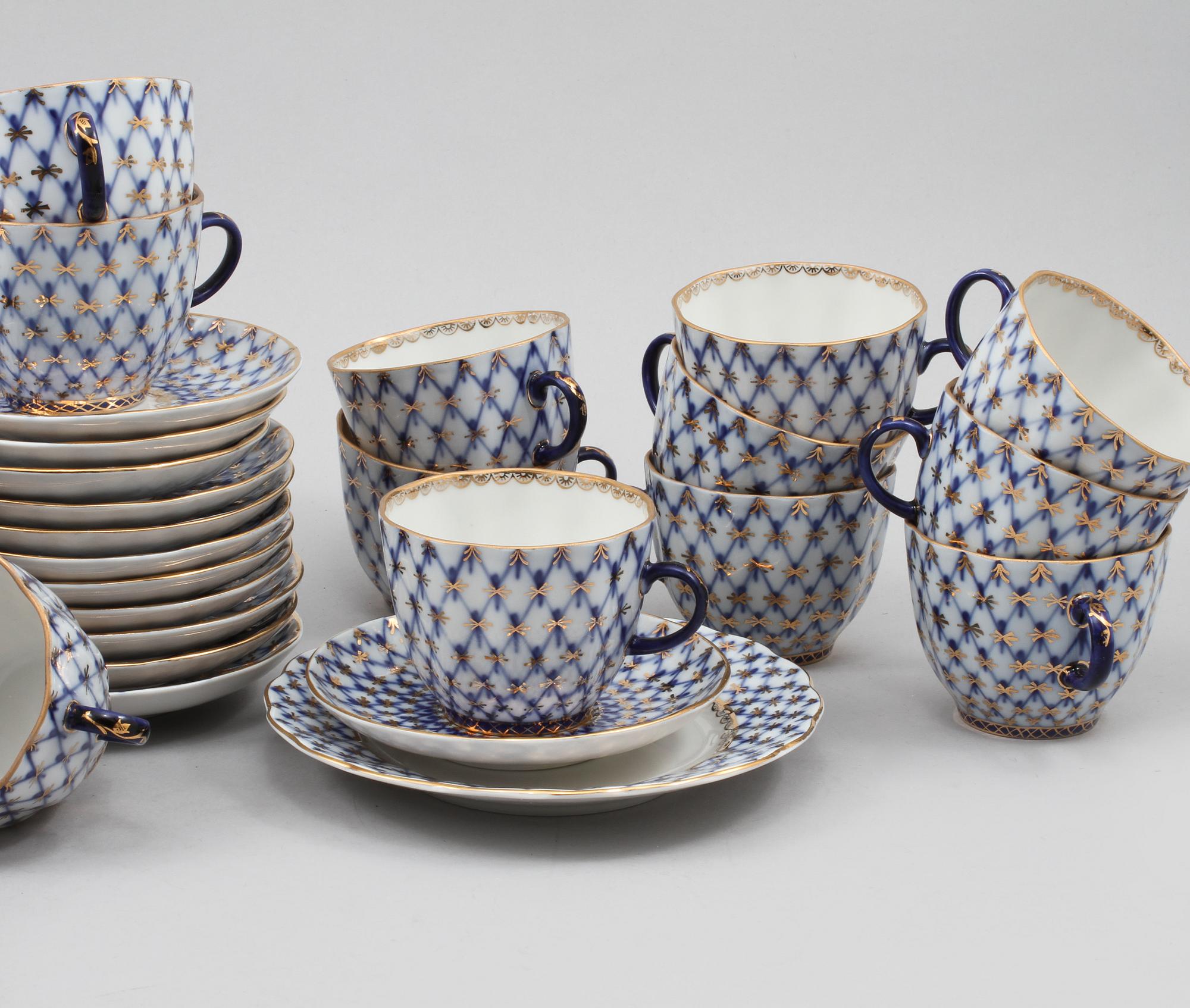 KAFFEKOPPAR med FAT, 12 st, samt ASSIETTER, 12 st, porslin, Lomonosov, Ryssland, 1900-talets andra hälft.