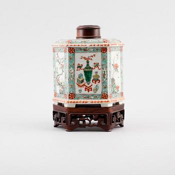 A famille verte teapot, Qing dynasty, 19th Century.