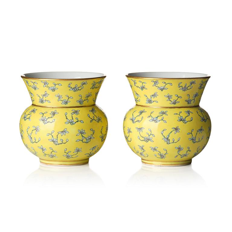 Zhadou, ett par, porslin. Qingdynastin, med Tongzhis märke och period (1862-1874).