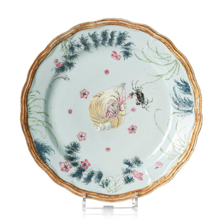A large famille rose 'hermite crab' dish, Qing dynasty, Qianlong (1736-95).