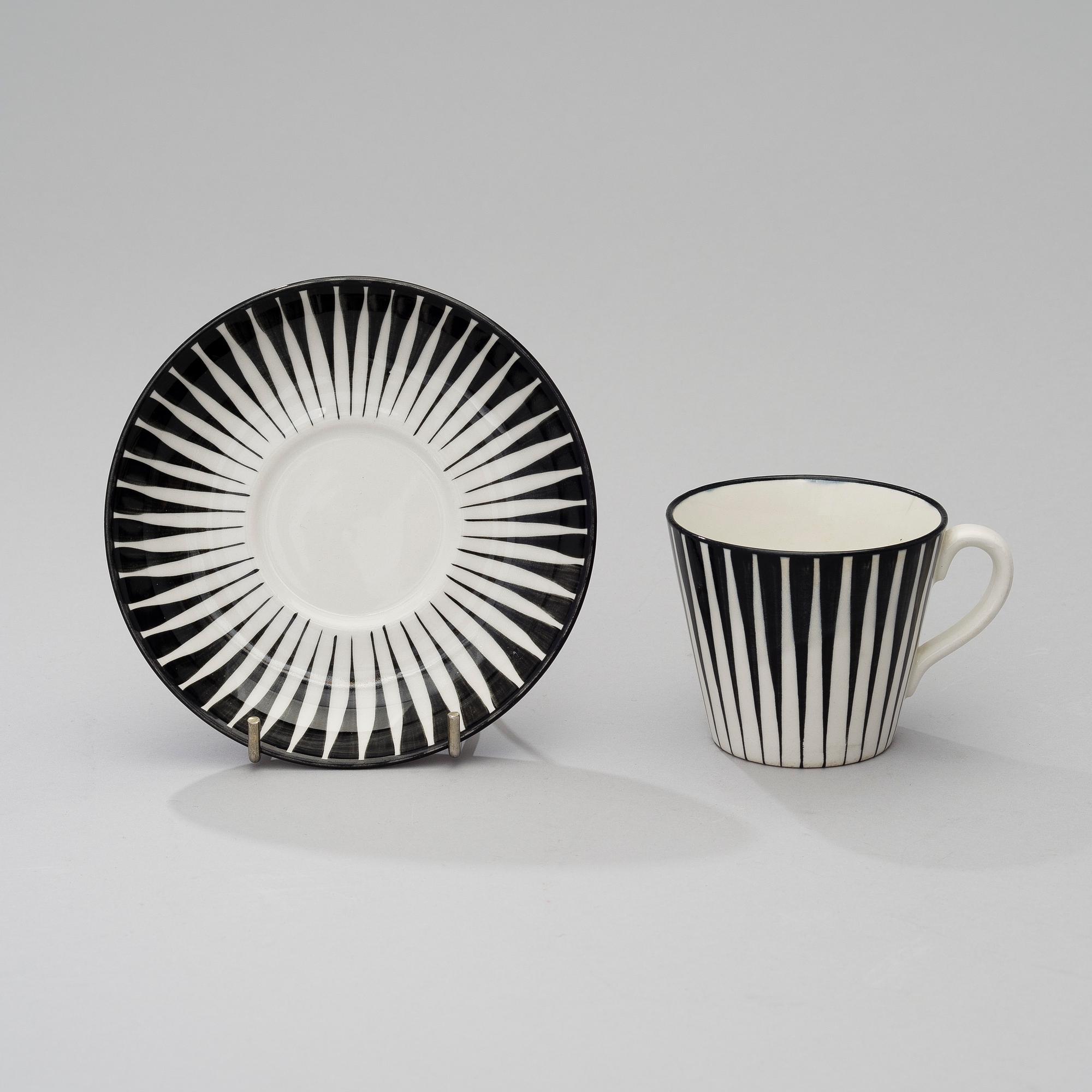 EUGEN TROST, 8 kaffekoppar med 9 fat, flintgods, "Zebra", Gefle. I produktion 1955-1967.