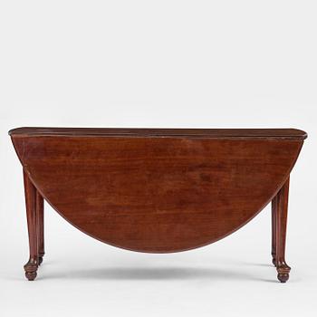 A George III mahogany gateleg table, late 18th century.