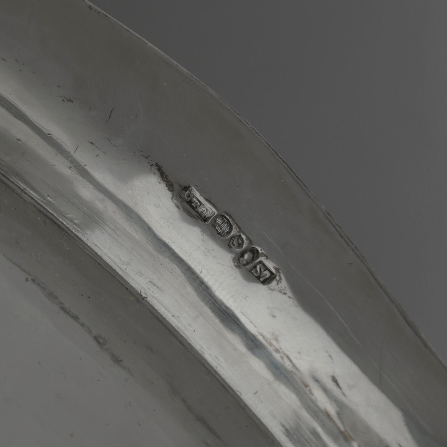 BRICKA, silver, otydliga stämplar, Stockholm, 1920. Vikt ca 1180g.