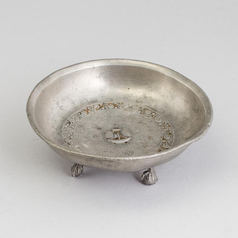 AN EMPIRE PEWTER DISH, first half of the 19th century.
