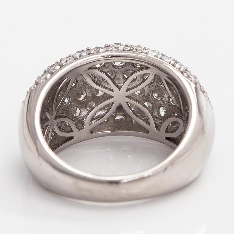 Ring, bombé, platina och briljantslipade diamanter.