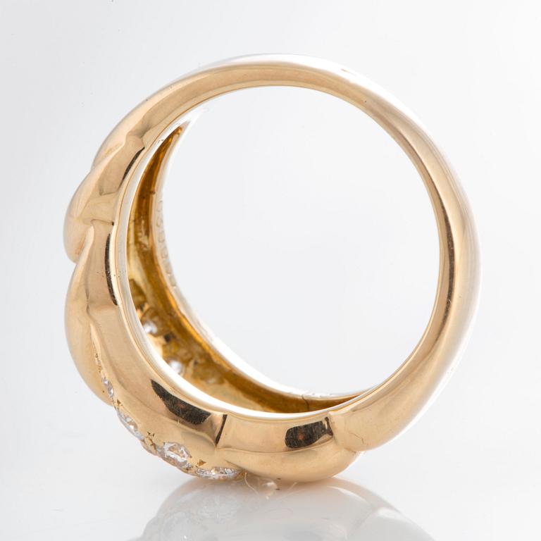 A Cartier ring in 18K gold set with round brilliant-cut diamonds.