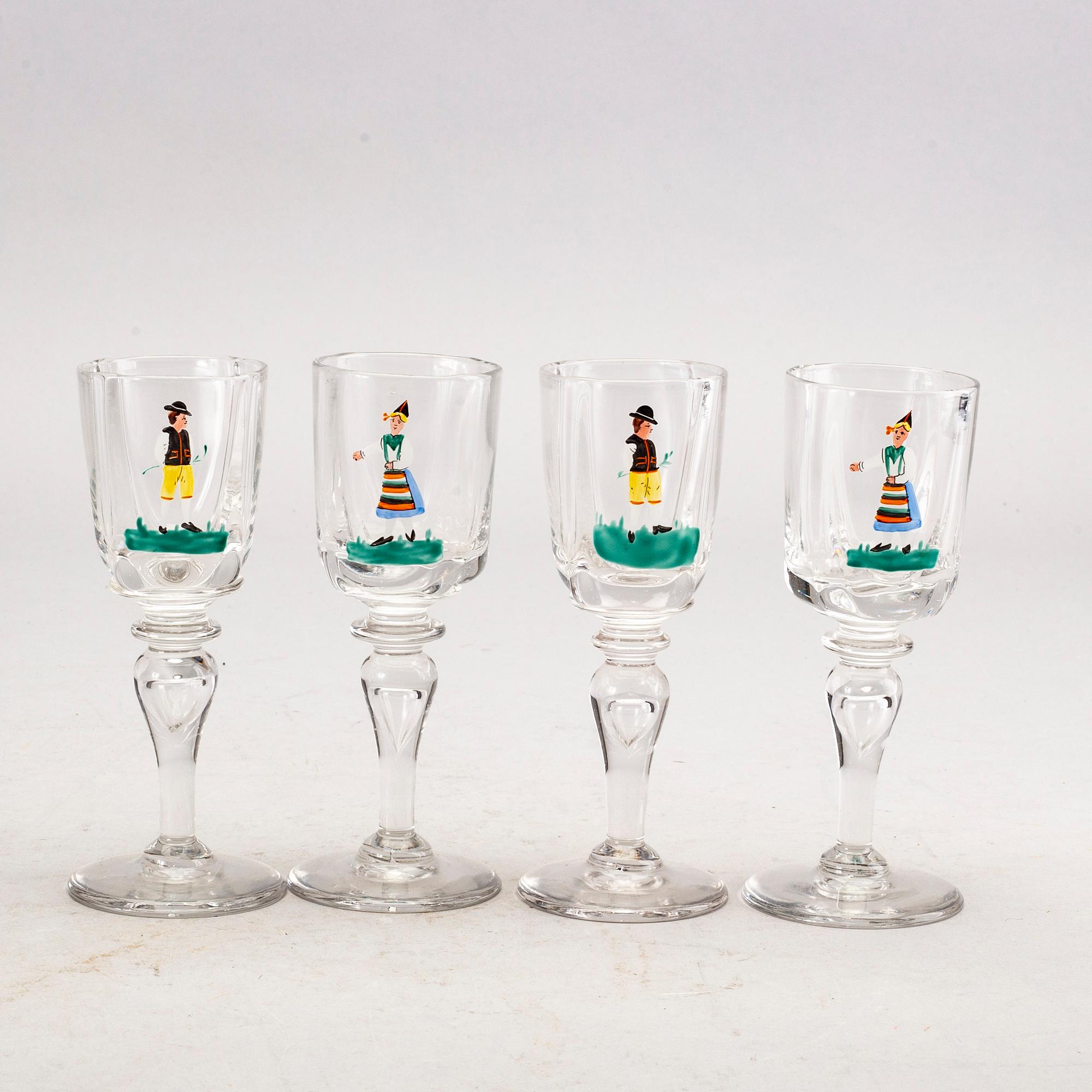 KARAFFER MED SNAPSGLAS. 10 delar, bland annat Erik Höglund.