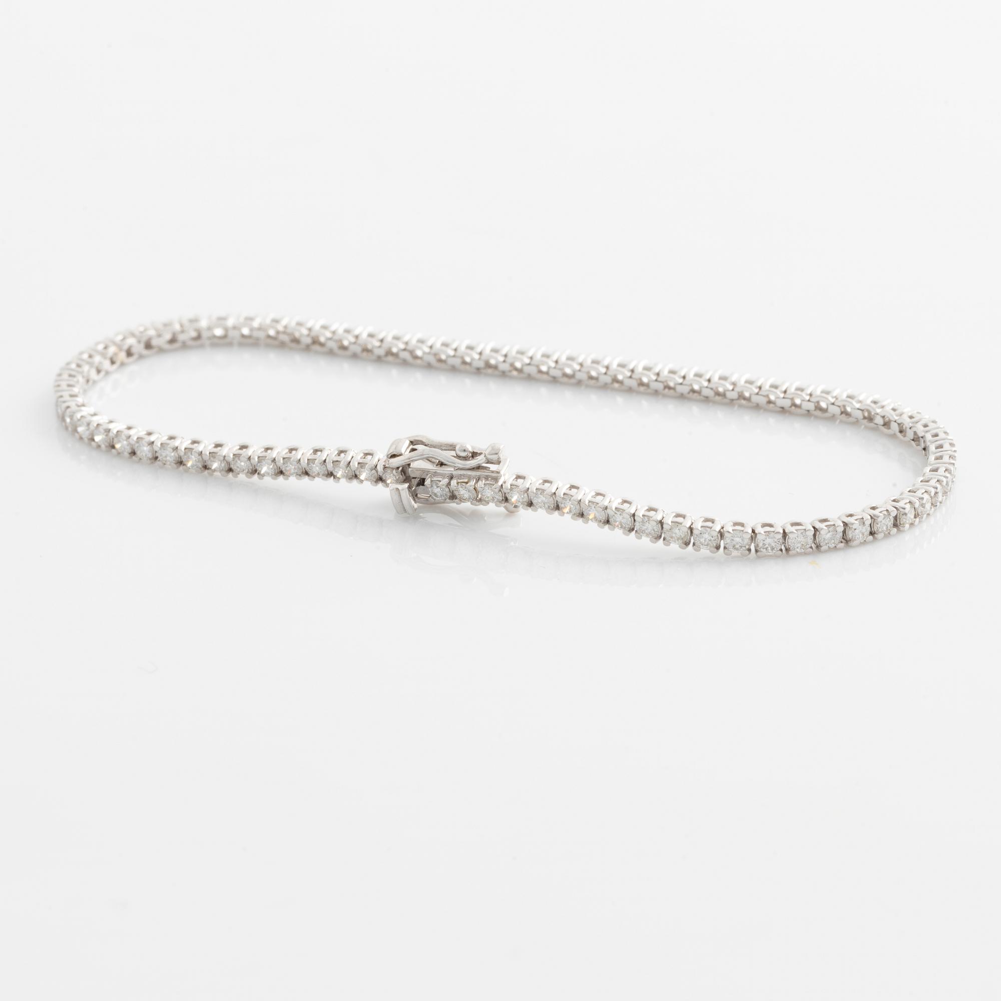 Tennis bracelet with brilliant-cut diamonds.