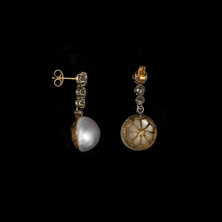 A PAIR OF EARRINGS.