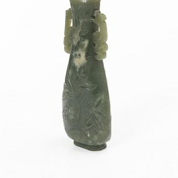Vas, grön sten, möjligen bowenit, Kina, 1900-tal.