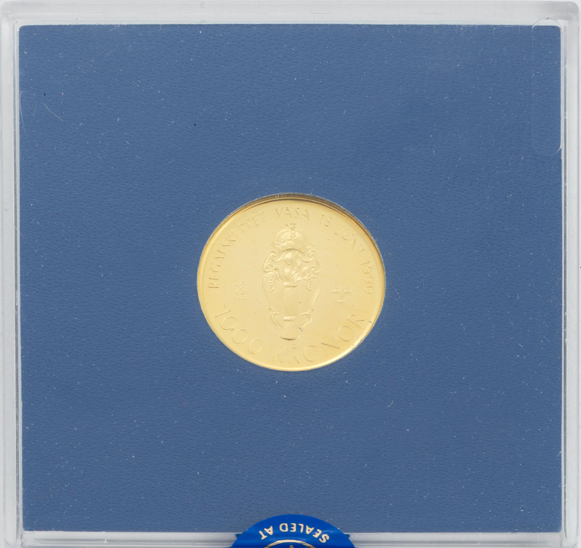 Two Swedish gold coins, 1000 kronor, 1989 and 1990. Weight 5,8 gram (each).