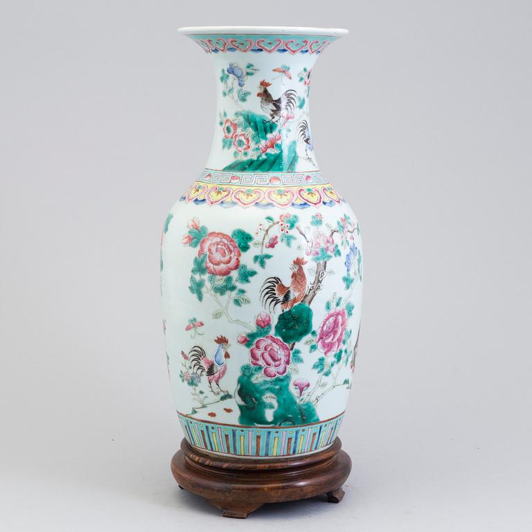 A large Chinese famille rose porcelain vase, Qing dynasty, second half of the 19th century.