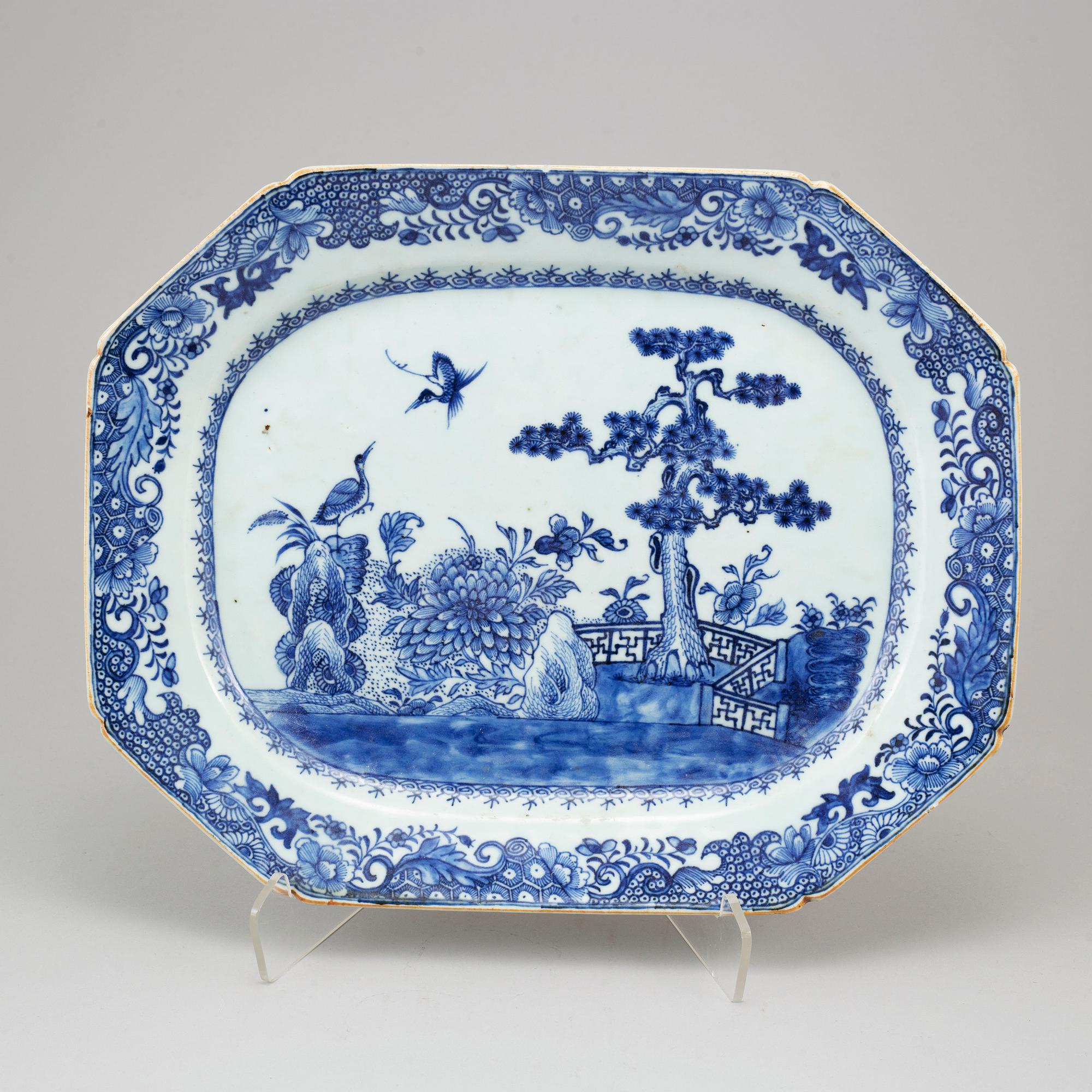 A Chinese porcelain serving dish, Qianlong (1736-95).