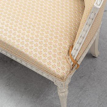 Salongsmöbel, två fåtöljer samt soffa, gustaviansk stil, 1900-talets början.