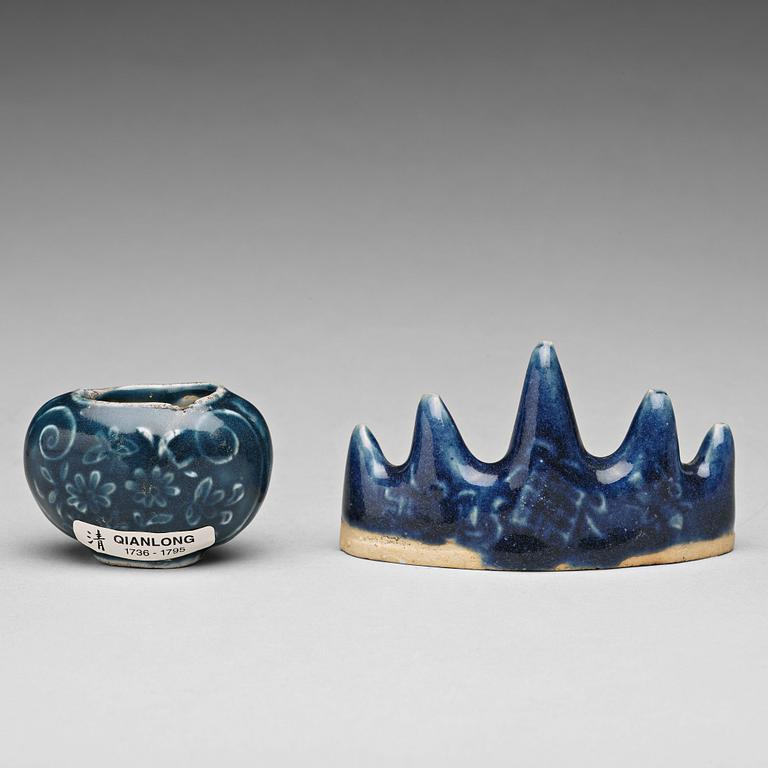 A blue glazed brush rest and a brush washer/birdcup, Qing dynasty (1644-1912).