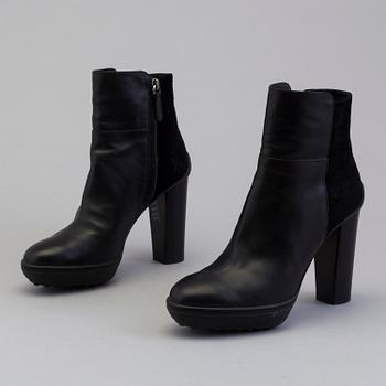 A pair of boots by Tod´s, in size 36,5.