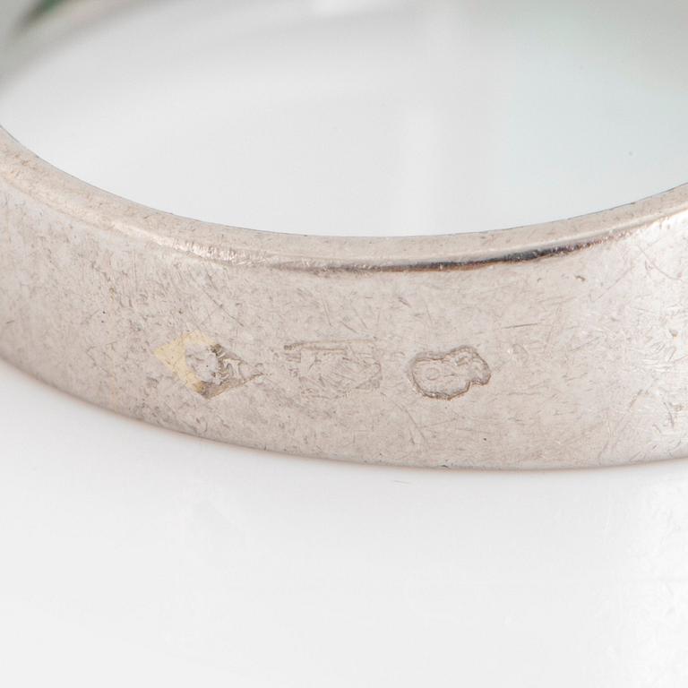 Ring platina med smaragder och fasettslipade diamanter.