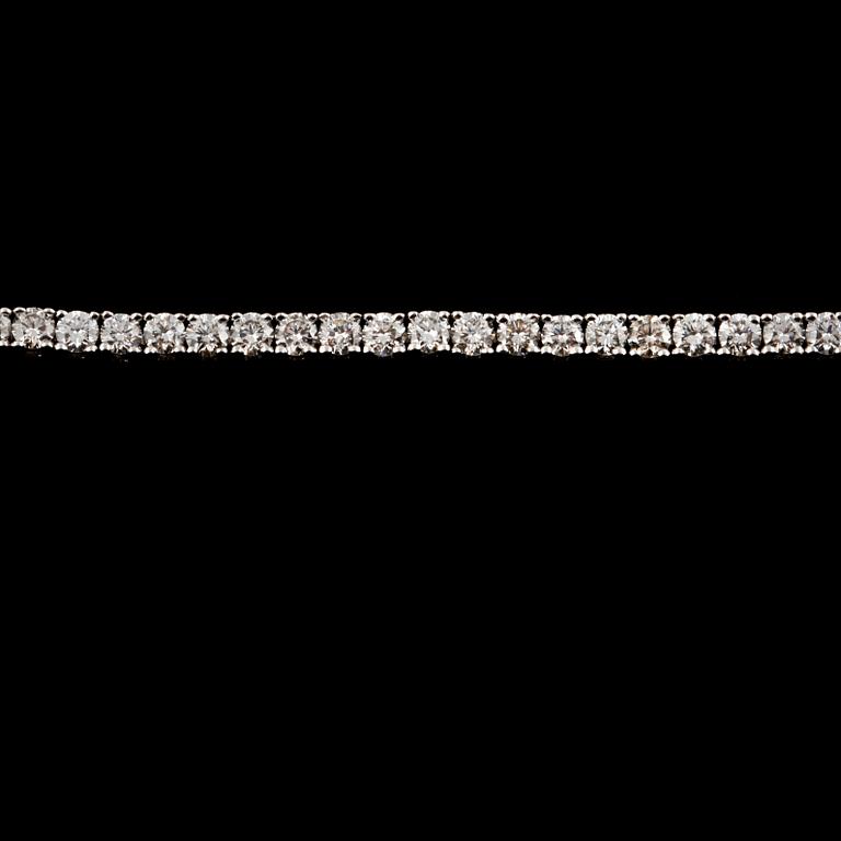 ARMBAND, 18k vitguld med 74 briljantslipade diamanter, 4.03 ct. Vikt 11 g.