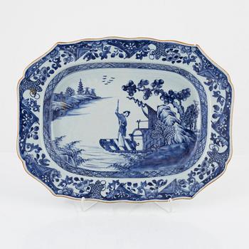 A Chinese blue and white porcelain charger, Qing Dynasty, Qianlong (1736-95).