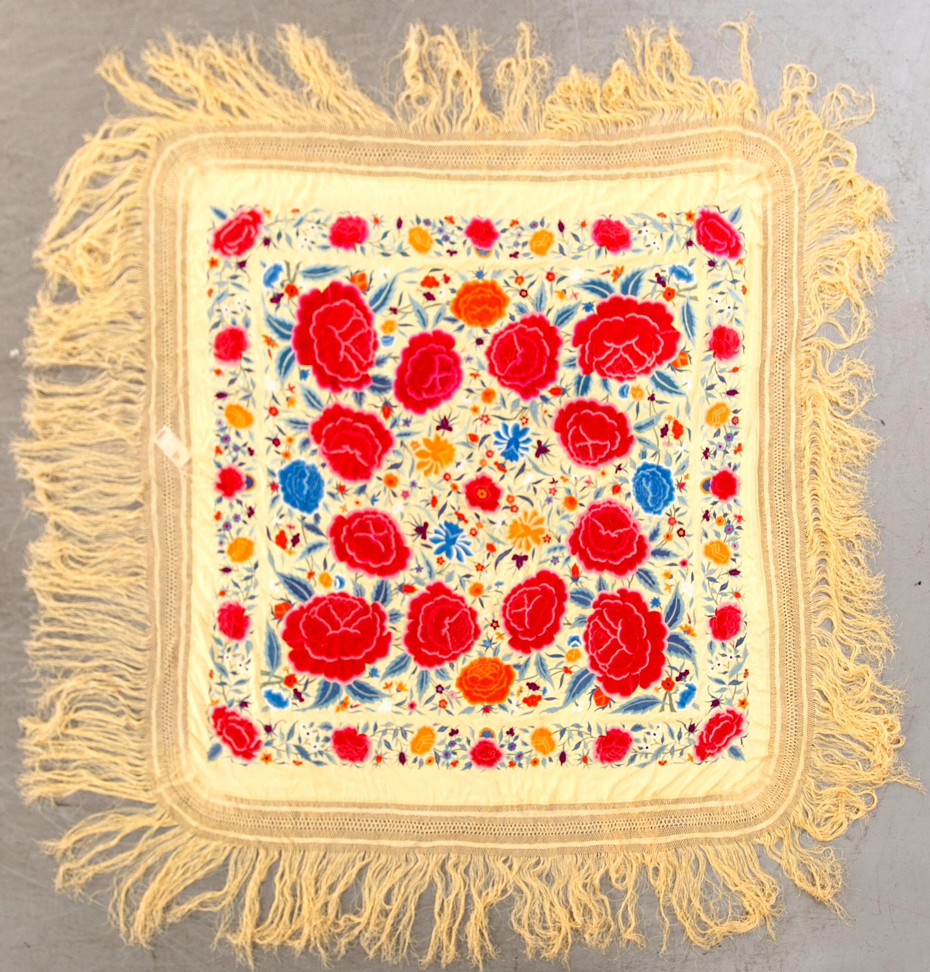 SJAL, Kina 1920-tal, silkebroderi på siden ca 156 x 156 exkl fransar.