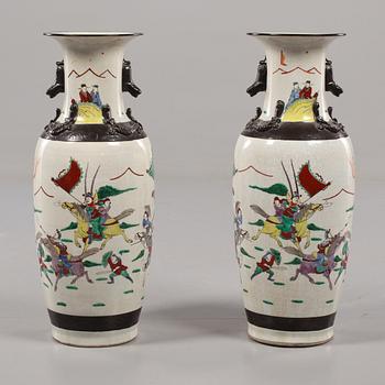 GOLVURNOR, ett par, porslin, Kina, 1900-talets första del.