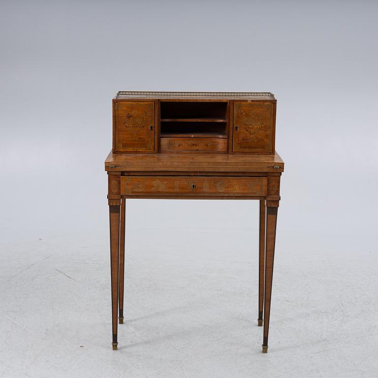 Skrivbord med uppsats, gustaviansk stil, 1900-talets början.