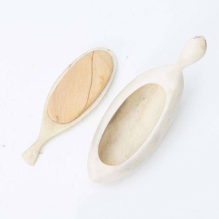 Lars Levi Sunna, box in the shape of a ptarmigan, signed.