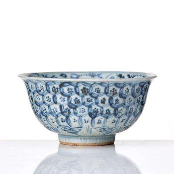 A blue and white Meiping vase and a bowl, 16th Century.