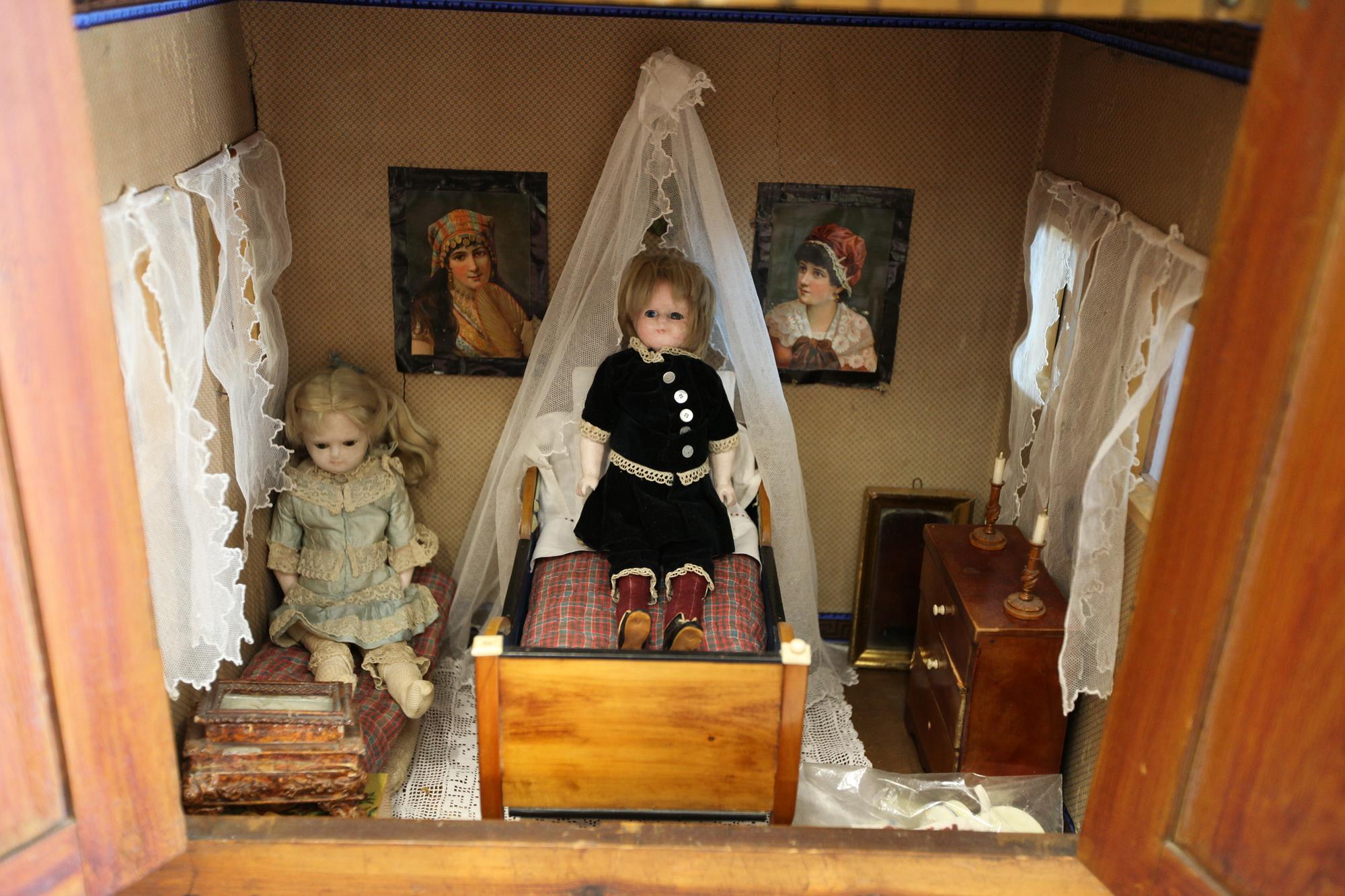 DOCKSKÅP, furu, sent 1800-tal.