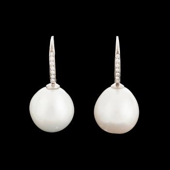 A pair of earrings set with cultured pearls and round, brilliant-cut diamonds. 4.