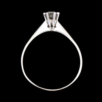 RING, 18k vitguld, rund briljantslipad diamant ca 0,22ct. Vikt ca 2,5g.