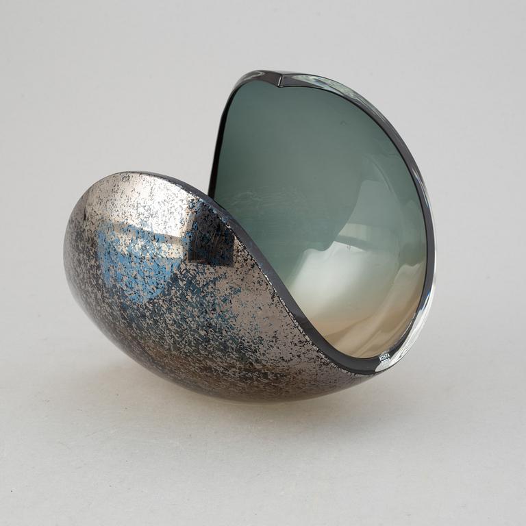 Lena Bergström, skulptur/skål, 'Planets', Kosta Boda, signerad samt numrerad 432/500.
