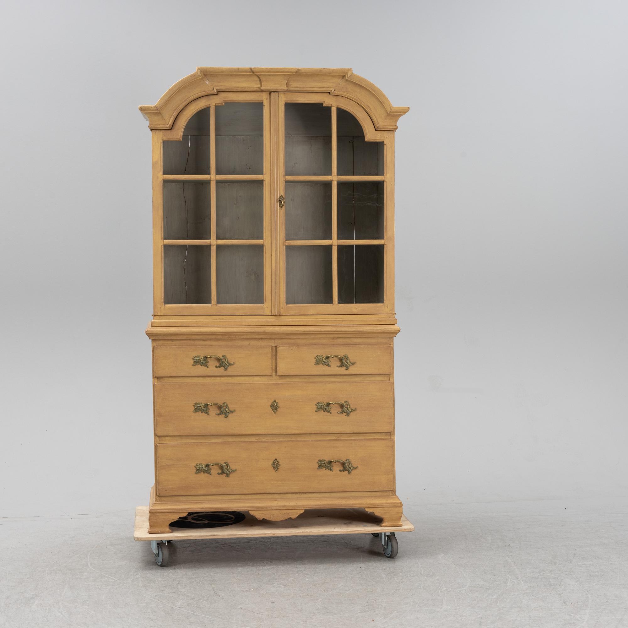 Vitrinskåp, samtida med äldre delar.